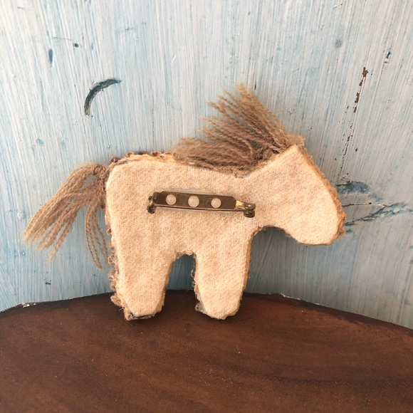 Cutest little “hooked rug” style horse pin purchased from very creative artist - Picture 4 of 8